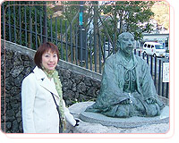 "Yukemuri Plaza" & Statue of Hideyoshi