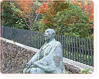 "Yukemuri Plaza" & Statue of Hideyoshi